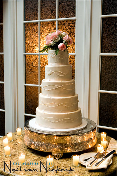 A selection of 10 of the most interesting or prettiest wedding cakes I saw 